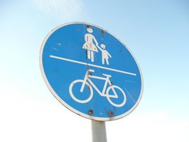 Bild mit Verkehrszeichen für Fuß- und Fahrradweg