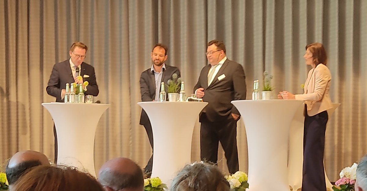 Dr. Helmes, Martin Stümpfig, Michael Vogel und die Moderatorin von links nach rechts 